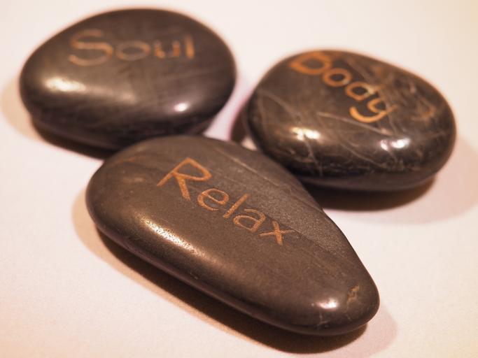 Kamene s nápisom Relax, Soul, Body