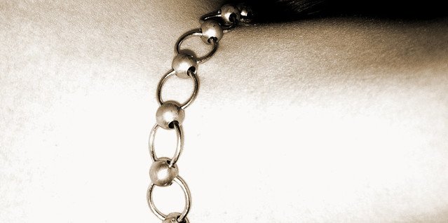 detail náhrdelníku na krku