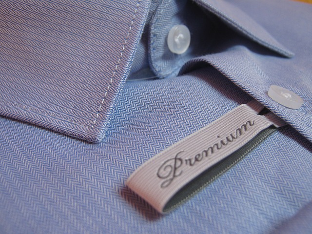 Detail na modrú košeľu z kvalitného materiálu.jpg