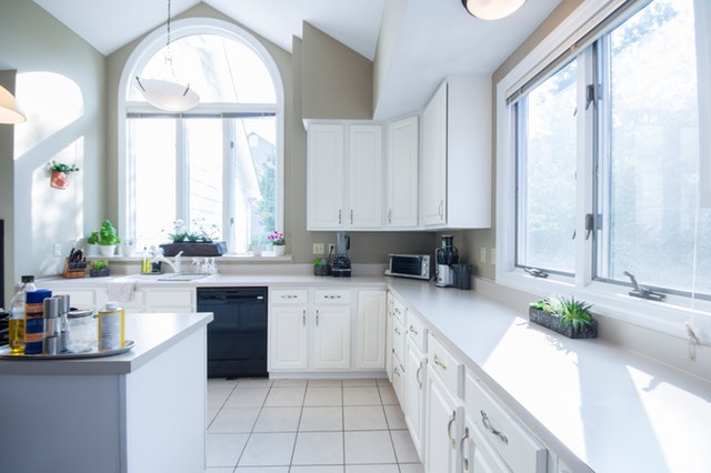 Kuchyňa ladená do bielych farieb s veľkými oknami.jpg